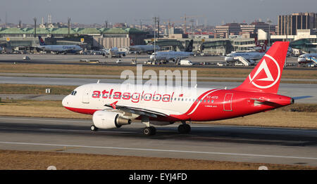 ISTANBUL, Türkei - 9. Juli 2015: AtlasGlobal Airline Airbus A319-112 (CN 1124) startet vom Flughafen Istanbul-Atatürk. AtlasGl Stockfoto