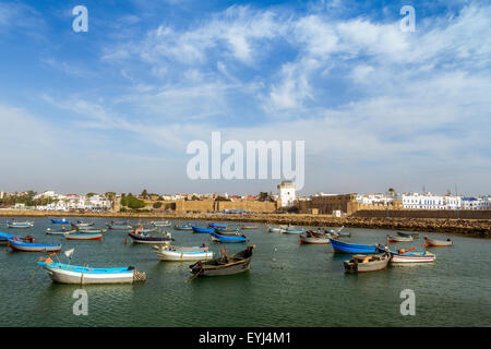 Der Hafen und der alten Medina von Asilah, nördlich von Marokko Stockfoto