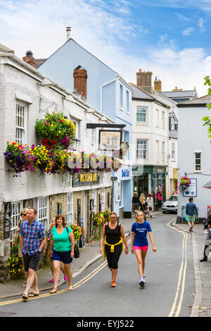 Geschäfte auf der Fore Street im Stadtzentrum, Salcombe, Devon, England, Großbritannien Stockfoto