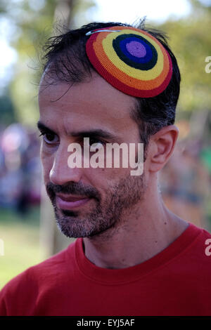 Ein Teilnehmer der Jewish Pride trägt eine Regenbogenjarmulke während der jährlichen Parade der Homosexuellen Pride in Jerusalem im Rahmen der internationalen Befolgung des LGBT-Pride-Monats am 30. Juli 2015 in Jerusalem, Israel. Stockfoto