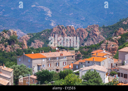 Kleinen korsischen Dorf Landschaft, beherbergt alte Leben mit roten Ziegeldächer über Berge Hintergrund. Piana, Süd-Korsika, Frankreich Stockfoto