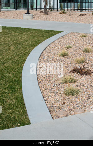 Xeriscape Landschaftsgestaltung um der University of Utah, mit Trockenheit resistente Pflanzen und einheimischen Arten. Stockfoto