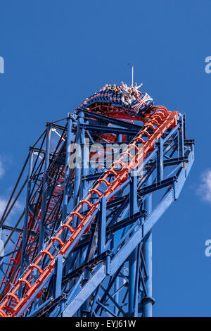 Blackpool, UK. 30. Juli 2015. UK-Wetter: Es war ein sonniger Nachmittag mit Urlauber genießen die Sonne auf die "Big One" am Strand Vergnügen. Bildnachweis: Paul Melling/Alamy Live-Nachrichten Stockfoto