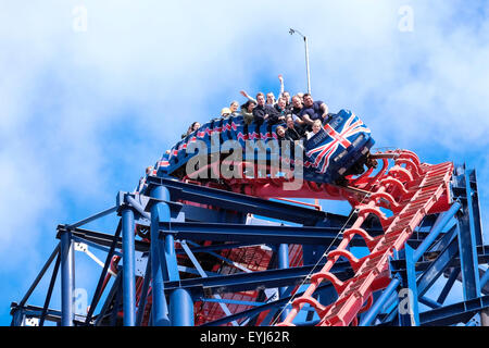 Blackpool, UK. 30. Juli 2015. UK-Wetter: Es war ein sonniger Nachmittag mit Urlauber genießen die Sonne auf die "Big One" am Strand Vergnügen. Bildnachweis: Paul Melling/Alamy Live-Nachrichten Stockfoto