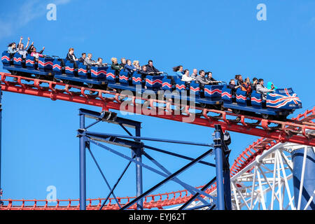 Blackpool, UK. 30. Juli 2015. UK-Wetter: Es war ein sonniger Nachmittag mit Urlauber genießen die Sonne auf die "Big One" am Strand Vergnügen. Bildnachweis: Paul Melling/Alamy Live-Nachrichten Stockfoto
