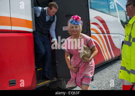 Galway, Irland. 30. Juli 2015. Weithin bekannt als "˜Ladies Tag" auf dem Galway Festival Donnerstag vereint das beste im Rennsport und Mode für den Höhepunkt des Sommers Rennkalenders. Dies ist das reichste National Hunt-Rennen in Irland '' "laufen über eine Entfernung von zwei Meilen mit dem Preisgeld in Höhe von â'¬300, 000. © Velar Grant/ZUMA Draht/Alamy Live-Nachrichten Stockfoto