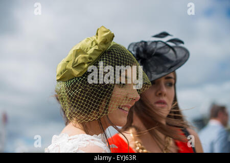 Galway, Irland. 30. Juli 2015. Weithin bekannt als "˜Ladies Tag" auf dem Galway Festival Donnerstag vereint das beste im Rennsport und Mode für den Höhepunkt des Sommers Rennkalenders. Dies ist das reichste National Hunt-Rennen in Irland '' "laufen über eine Entfernung von zwei Meilen mit dem Preisgeld in Höhe von â'¬300, 000. © Velar Grant/ZUMA Draht/Alamy Live-Nachrichten Stockfoto