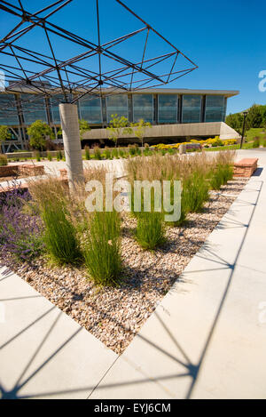 Xeriscape Landschaftsgestaltung um der University of Utah, mit Trockenheit resistente Pflanzen und einheimischen Arten. Stockfoto