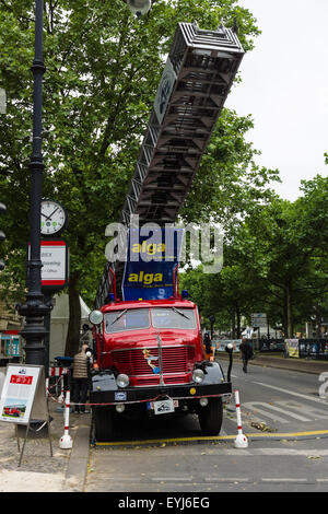 BERLIN - 14. Juni 2015: Feuerwehrauto mit Drehleiter Krupp Tiger, 1956. Die Classic Days am Kurfürstendamm. Stockfoto