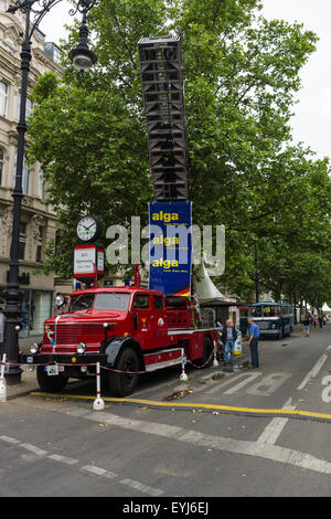 BERLIN - 14. Juni 2015: Feuerwehrauto mit Drehleiter Krupp Tiger, 1956. Die Classic Days am Kurfürstendamm. Stockfoto