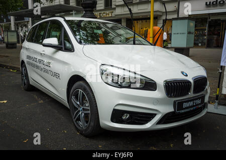 BERLIN - 14. Juni 2015: Kompakte MPV BMW 216 d Active Tourer (ab 2014). Die Classic Days am Kurfürstendamm. Stockfoto