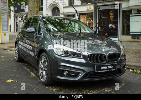 BERLIN - 14. Juni 2015: Kompakte MPV BMW 220d Active Tourer (ab 2014). Die Classic Days am Kurfürstendamm. Stockfoto