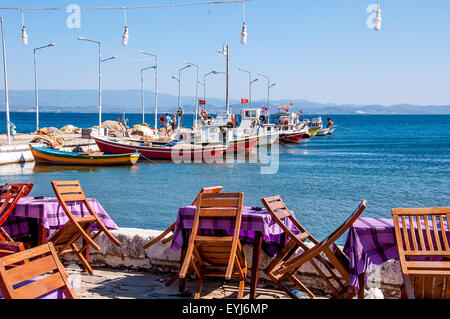 Café im Freien auf dem Seeweg in Balikesir, Türkei Stockfoto