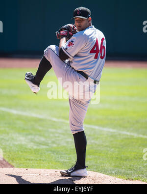 Columbus Ohio, USA. 30. Juli 2015. Indianapolis Indians Krug Wilfredo Boscan (46) erwärmt sich vor einem Spiel der regulären Saison zwischen Columbus Clippers und Indianapolis Indians in Huntington Park, in Columbus OH. Brent-Clark/Cal-Sport-Medien © Csm/Alamy Live-Nachrichten Stockfoto