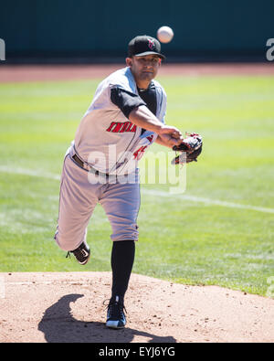 Columbus Ohio, USA. 30. Juli 2015. Indianapolis Indians Krug Wilfredo Boscan (46) erwärmt sich vor einem Spiel der regulären Saison zwischen Columbus Clippers und Indianapolis Indians in Huntington Park, in Columbus OH. Brent-Clark/Cal-Sport-Medien © Csm/Alamy Live-Nachrichten Stockfoto