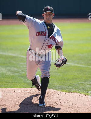 Columbus Ohio, USA. 30. Juli 2015. Indianapolis Indians Krug Wilfredo Boscan (46) erwärmt sich vor einem Spiel der regulären Saison zwischen Columbus Clippers und Indianapolis Indians in Huntington Park, in Columbus OH. Brent-Clark/Cal-Sport-Medien © Csm/Alamy Live-Nachrichten Stockfoto