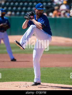 Columbus Ohio, USA. 30. Juli 2015. Columbus Clippers Pitcher Josh Tomlin (12) windet sich während einem Spiel der regulären Saison zwischen Columbus Clippers und Indianapolis Indians in Huntington Park, in Columbus OH. Brent-Clark/Cal-Sport-Medien © Csm/Alamy Live-Nachrichten Stockfoto