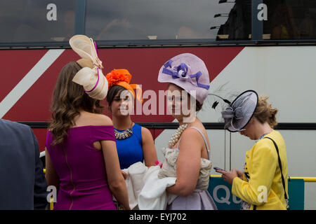 Galway, Irland. 30. Juli 2015. Weithin bekannt als "˜Ladies Tag" auf dem Galway Festival Donnerstag vereint das beste im Rennsport und Mode für den Höhepunkt des Sommers Rennkalenders. Dies ist das reichste National Hunt-Rennen in Irland '' "laufen über eine Entfernung von zwei Meilen mit dem Preisgeld in Höhe von â'¬300, 000. © Velar Grant/ZUMA Draht/Alamy Live-Nachrichten Stockfoto