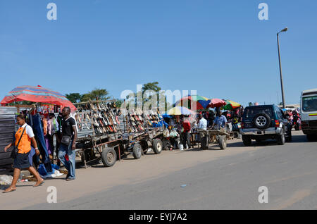 Am Straßenrand Szenen aus dem Leben von Inhambane, Maputo, Mosambik, Dezember 2015 Stockfoto