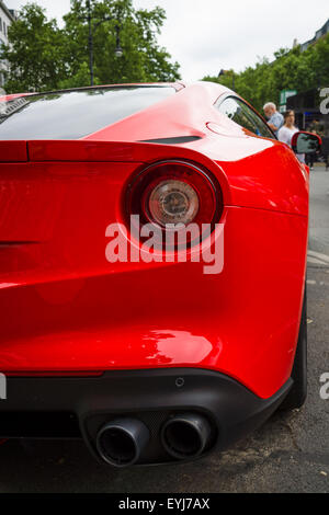 BERLIN - 14. Juni 2015: Fragment der Sportwagen Ferrari F12berlinetta. Sicht nach hinten. Die Classic Days am Kurfürstendamm. Stockfoto