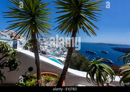 Firostefani Blick auf Kreuzfahrtschiffe in der Caldera von der Terrasse über dem Meer Santorini Landschaft Griechische Inseln Kykladen, Griechenland EuropaTourismus Stockfoto