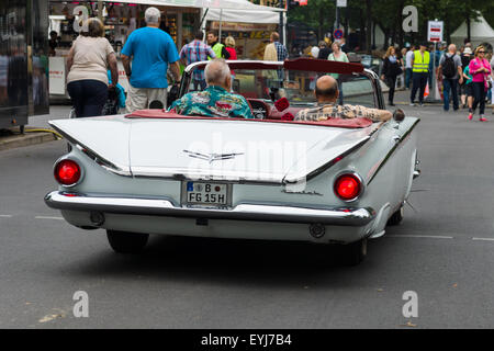 BERLIN - 14. Juni 2015: Full-size Car Buick LeSabre Cabrio, 1959. Sicht nach hinten. Die Classic Days am Kurfürstendamm. Stockfoto