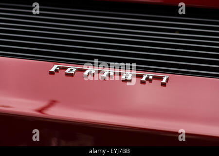 BERLIN - 14. Juni 2015: Wappen der Sportwagen Ferrari Testarossa (Typ F110). Die Classic Days am Kurfürstendamm. Stockfoto