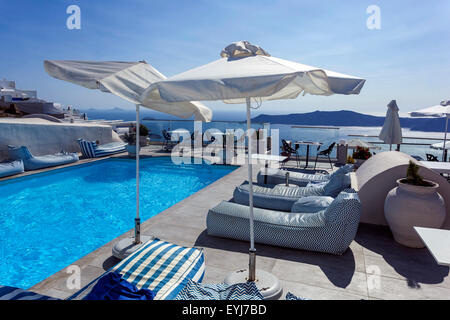 Santorini Swimmingpool Sonnenschirm über dem Meer, Imerovigli, Santorin, Griechische Insel Griechenland Inseln Pool Draufsicht Stockfoto