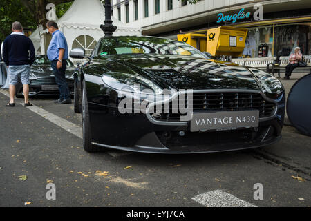 BERLIN - 14. Juni 2015: Luxus-Sportwagen Aston Martin V8 Vantage N430 (ab 2015). Die Classic Days am Kurfürstendamm. Stockfoto