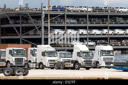 Ladung von LKW und Autos für den Export aus dem Vereinigten Königreich auf den Docks in Southampton die Luxusautos für Schutz eingepackt haben Stockfoto