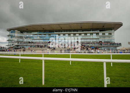 Galway, Irland. 30. Juli 2015. Weithin bekannt als "˜Ladies Tag" auf dem Galway Festival Donnerstag vereint das beste im Rennsport und Mode für den Höhepunkt des Sommers Rennkalenders. Dies ist das reichste National Hunt-Rennen in Irland '' "laufen über eine Entfernung von zwei Meilen mit dem Preisgeld in Höhe von â'¬300, 000. © Velar Grant/ZUMA Draht/Alamy Live-Nachrichten Stockfoto