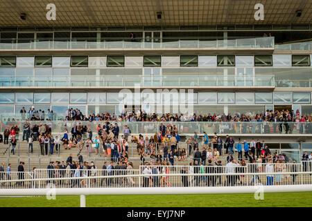 Galway, Irland. 30. Juli 2015. Weithin bekannt als "˜Ladies Tag" auf dem Galway Festival Donnerstag vereint das beste im Rennsport und Mode für den Höhepunkt des Sommers Rennkalenders. Dies ist das reichste National Hunt-Rennen in Irland '' "laufen über eine Entfernung von zwei Meilen mit dem Preisgeld in Höhe von â'¬300, 000. © Velar Grant/ZUMA Draht/Alamy Live-Nachrichten Stockfoto