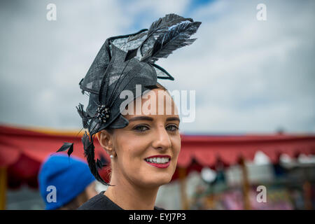 Galway, Irland. 30. Juli 2015. Weithin bekannt als "˜Ladies Tag" auf dem Galway Festival Donnerstag vereint das beste im Rennsport und Mode für den Höhepunkt des Sommers Rennkalenders. Dies ist das reichste National Hunt-Rennen in Irland '' "laufen über eine Entfernung von zwei Meilen mit dem Preisgeld in Höhe von â'¬300, 000. © Velar Grant/ZUMA Draht/Alamy Live-Nachrichten Stockfoto