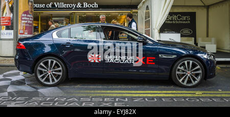 BERLIN - 14. Juni 2015: Executive Kleinwagen Jaguar XE 20D (ab 2015). Die Classic Days am Kurfürstendamm. Stockfoto