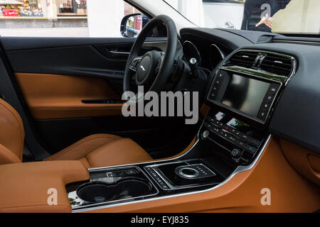 BERLIN - 14. Juni 2015: Kabine des executive Kompaktwagens Jaguar XE 20D (ab 2015). Die Classic Days am Kurfürstendamm. Stockfoto