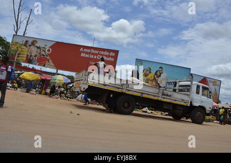 Am Straßenrand Szenen aus dem Leben von Inhambane, Maputo, Mosambik, Dezember 2015 Stockfoto