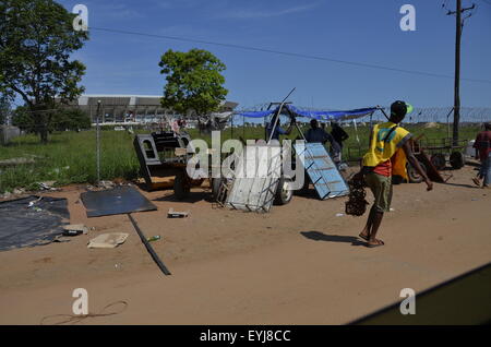 Am Straßenrand Szenen aus dem Leben von Inhambane, Maputo, Mosambik, Dezember 2015 Stockfoto