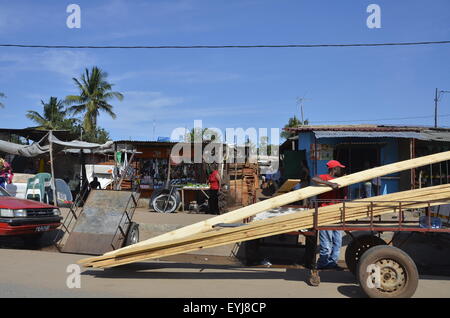 Am Straßenrand Szenen aus dem Leben von Inhambane, Maputo, Mozabique, Dez 2015 Stockfoto