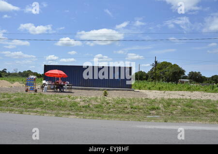 Am Straßenrand Szenen aus dem Leben von Inhambane, Maputo, Mosambik, Dezember 2015 Stockfoto