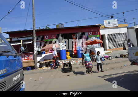 Am Straßenrand Szenen aus dem Leben von Inhambane, Maputo, Mozabique, Dez 2015 Stockfoto