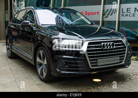 BERLIN - 14. Juni 2015: Full-Size-Luxus-Crossover-SUV Audi Q7 3.0 TDI Quattro. Die Classic Days am Kurfürstendamm. Stockfoto