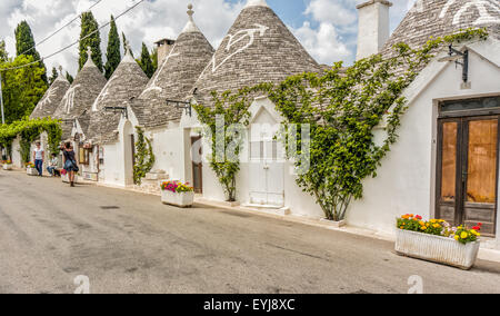 Trulli-Häuser in Alberobello, Apulien mystische Symbole anzeigen. Stockfoto