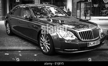 BERLIN - 14. Juni 2015: Full-Size-Luxuswagen Maybach 57S. Schwarz und weiß. Die Classic Days am Kurfürstendamm. Stockfoto