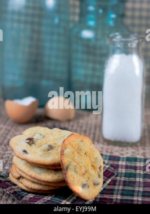 Chocolate Chip Cookies und Milch Stockfoto