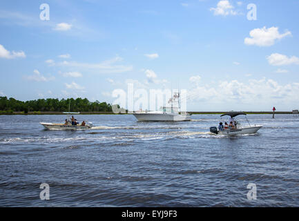 Freizeit Bootsverkehr auf Steinhatchee Fluss, Steimnhatchee, FL Stockfoto
