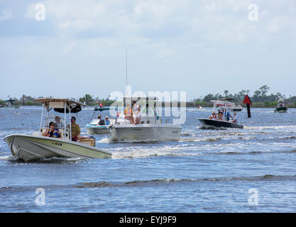Freizeit Bootsverkehr auf Steinhatchee Fluss, Steimnhatchee, FL Stockfoto