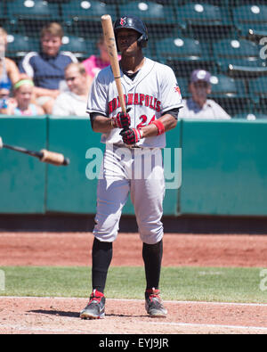 Columbus Ohio, USA. 30. Juli 2015. Indianapolis Indians Center Fielder Keon Broxton (24) verstärkt auf die Platte bei einem Spiel der regulären Saison zwischen Columbus Clippers und Indianapolis Indians in Huntington Park, in Columbus OH. Brent-Clark/Cal-Sport-Medien © Csm/Alamy Live-Nachrichten Stockfoto