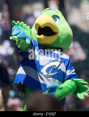 Columbus Ohio, USA. 30. Juli 2015. Krash führt während der siebten Inning-Stretch in einem Spiel der regulären Saison zwischen Columbus Clippers und Indianapolis Indians in Huntington Park, in Columbus OH. Brent-Clark/Cal-Sport-Medien © Csm/Alamy Live-Nachrichten Stockfoto