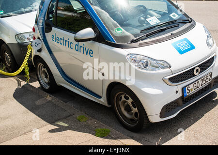 Stuttgart, Deutschland - 25. Juli 2015: Eine elektrische Smart Car-sharing Unternehmen car2go ist eine Ladestation in eingesteckt wird Stockfoto