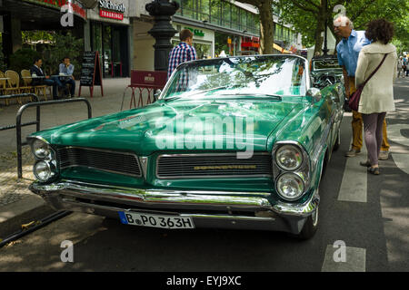 BERLIN - 14. Juni 2015: Full-Size-Auto Pontiac Bonneville Cabrio, 1963. Die Classic Days am Kurfürstendamm. Stockfoto